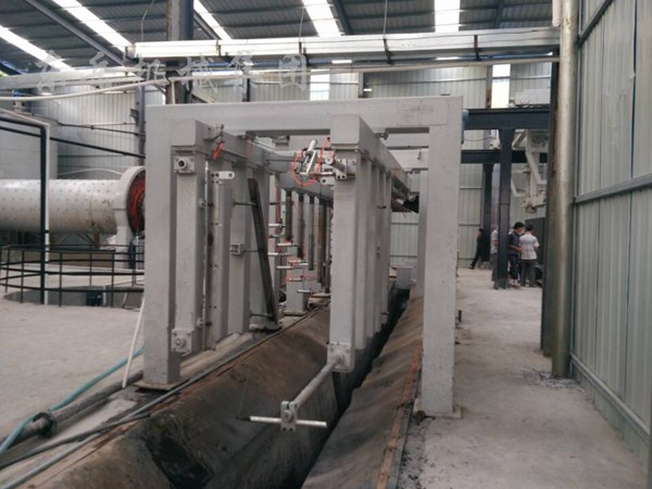 加氣混凝土砌塊設(shè)備全自動(dòng)切割機(jī)組銑槽部分